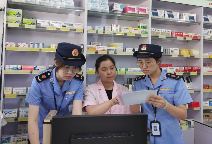 圖為該局執(zhí)法人員正在一家涉網(wǎng)藥店內(nèi)檢查其藥品網(wǎng)售情況。