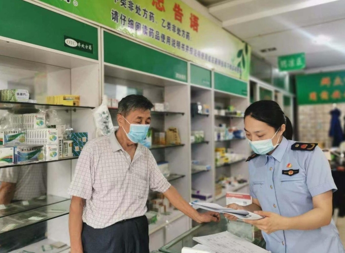 圖為執(zhí)法人員對轄區(qū)內零售藥店的四類藥品銷售情況進行突擊檢查。