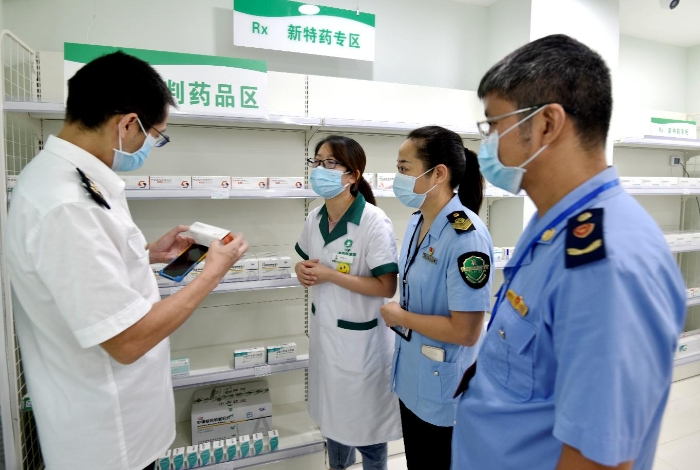圖為執(zhí)法人員在一家藥店檢查。