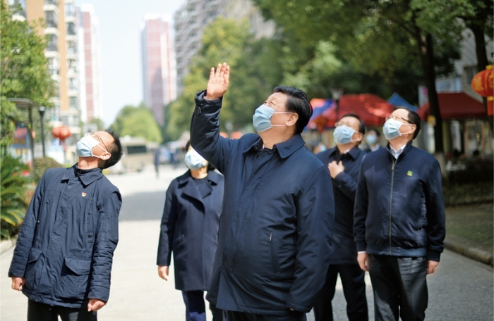 2020年3月10日，中共中央總書(shū)記、國(guó)家主席、中央軍委主席習(xí)近平專(zhuān)門(mén)赴湖北省武漢市考察新冠肺炎疫情防控工作。這是習(xí)近平在東湖新城社區(qū)考察時(shí)，向在家隔離居住的居民揮手致意、表示慰問(wèn)。 新華社記者 謝環(huán)馳/攝