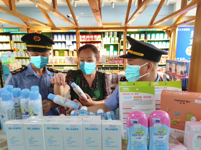 圖為執(zhí)法人員檢查化妝品專柜。