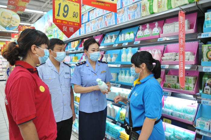 圖為執(zhí)法人員對化妝品進(jìn)行檢查。