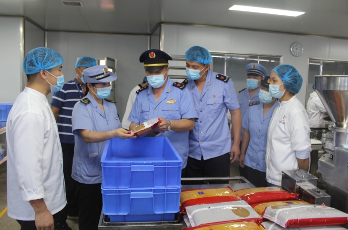 圖為執(zhí)法人員在一家月餅加工廠檢查原料質(zhì)量和進(jìn)貨渠道。