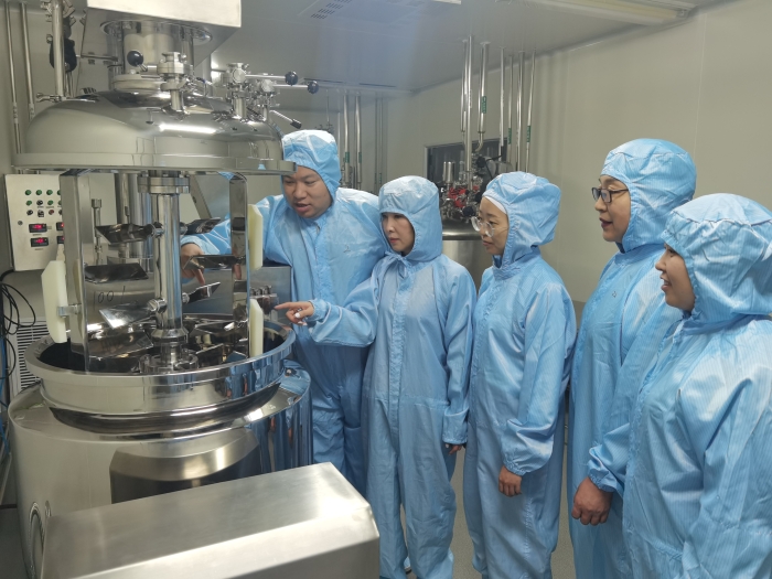 圖為該局執(zhí)法人員在一家企業(yè)化妝品生產(chǎn)車間檢查。