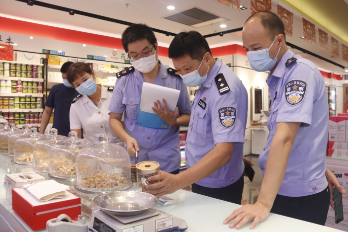 圖為檢查組在一家藥店檢查藥品進(jìn)貨渠道、儲存、陳列和銷售等重點環(huán)節(jié)。