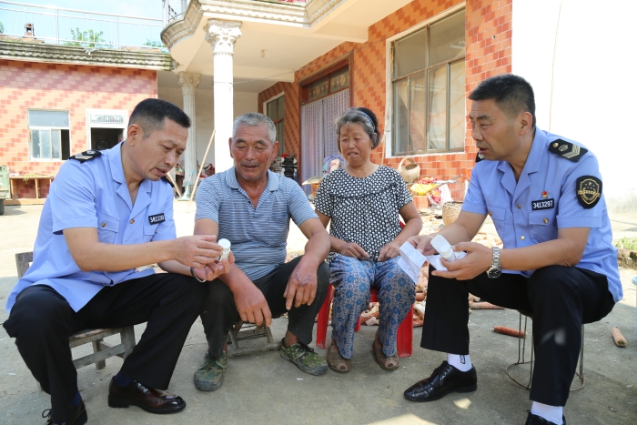 圖為該局會(huì)龍市場監(jiān)管所監(jiān)管人員向群眾宣傳安全用藥常識。