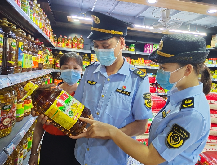 圖為該局執(zhí)法人員在一家超市檢查食用油。