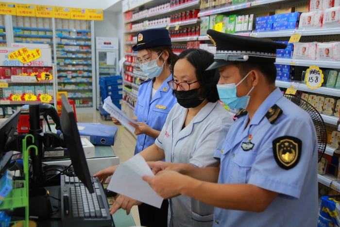 圖為該局琥珀所執(zhí)法人員在一家藥品零售店檢查。