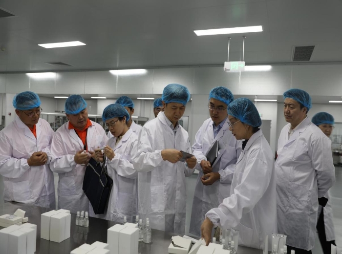 圖為山東省藥監(jiān)局率專家組在企業(yè)調研。
