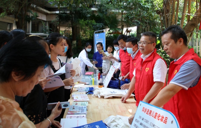 圖為廣西藥監(jiān)局黨組書記、局長黃?。ㄓ叶ьI(lǐng)監(jiān)管人員在為社區(qū)群眾宣講安全用藥知識。（程奇 攝）