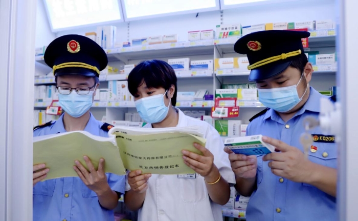 執(zhí)法人員查看藥店網(wǎng)絡藥品銷售登記并核對處方藥處方單 執(zhí)法人員查看藥店網(wǎng)絡藥品銷售登記并核對處方藥處方單
