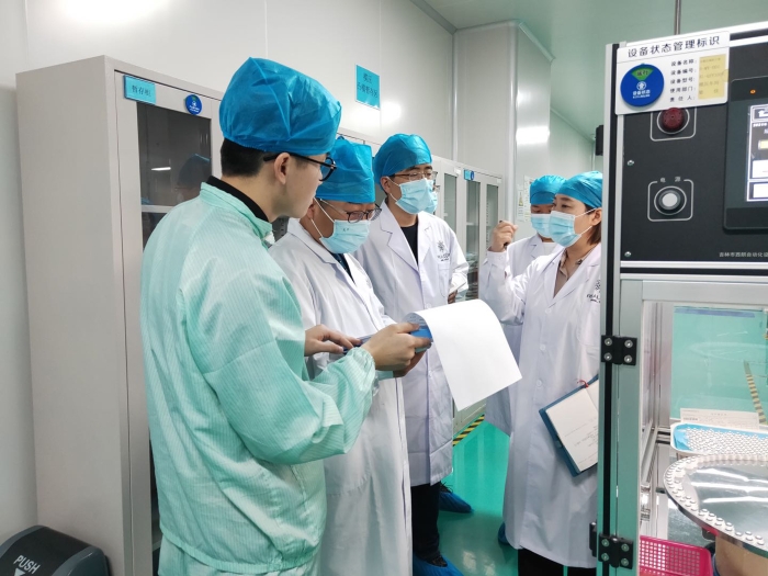 圖為吉林檢查分局在吉林瑞爾康隱形眼鏡有限公司檢查隱形眼鏡生產情況。（葉陽歡攝）