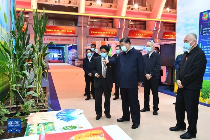 10月26日，中共中央總書記、國家主席、中央軍委主席習(xí)近平在北京展覽館參觀國家“十三五”科技創(chuàng)新成就展。 新華社記者 謝環(huán)馳 攝
