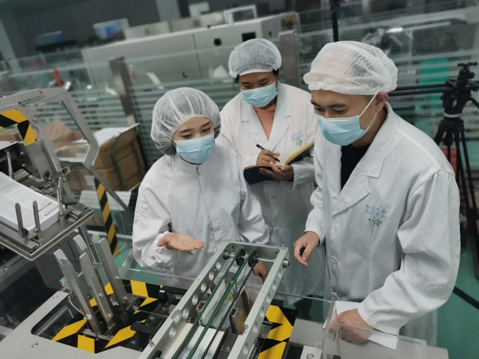 圖為藥品包裝線檢查現(xiàn)場(chǎng)。