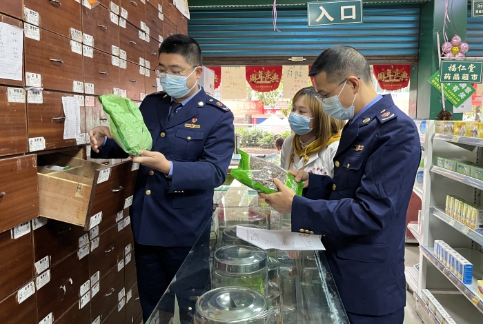 圖為執(zhí)法人員在藥店檢查。