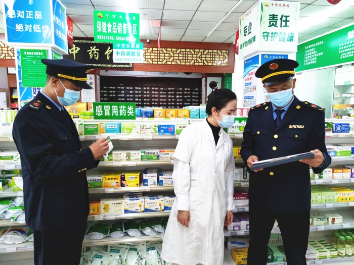圖為執(zhí)法人員在一家藥店檢查。