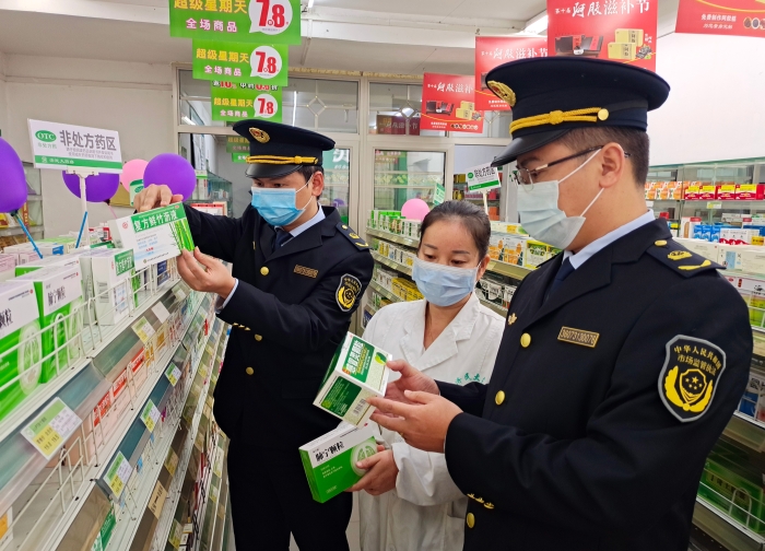 圖為10月5日執(zhí)法人員在一家藥店檢查。
