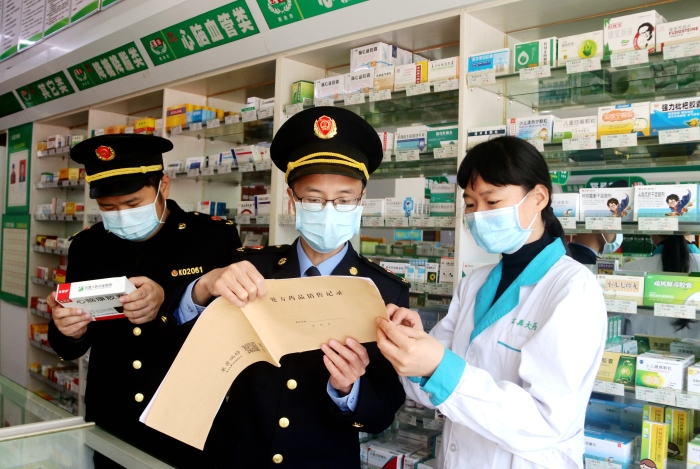 圖為11月9日執(zhí)法人員在一家藥店檢查。