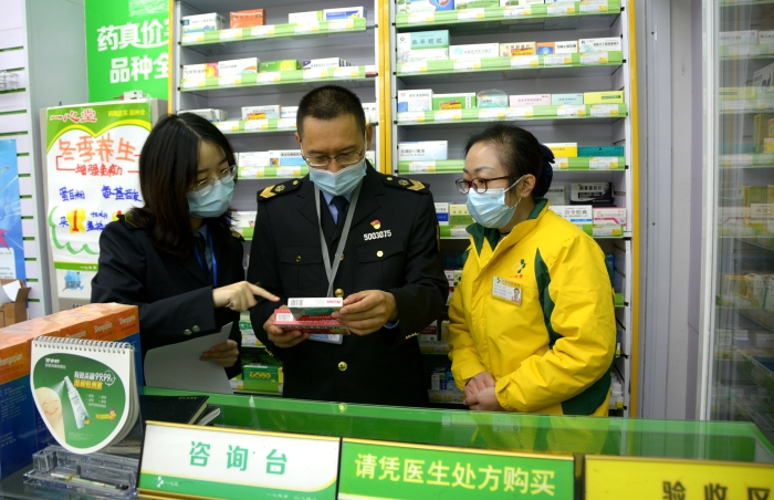 圖為執(zhí)法人員在一家零售藥店檢查特殊藥品銷售情況。