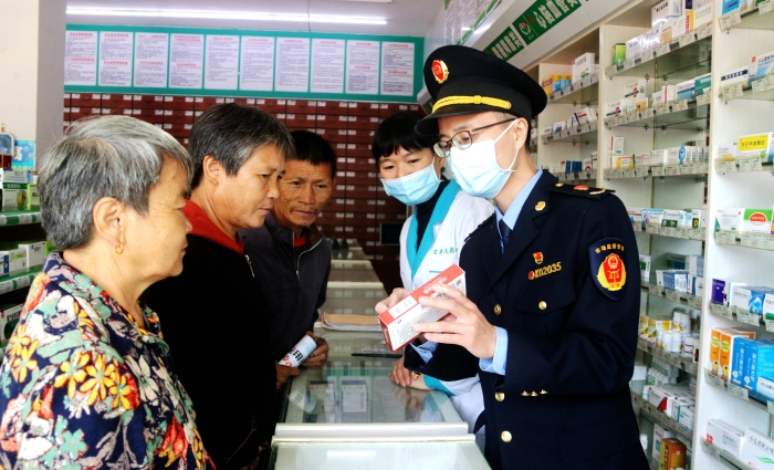 圖為11月15日工作人員在一家藥店向群眾講解安全用藥知識 圖為11月15日工作人員在一家藥店向群眾講解安全用藥知識