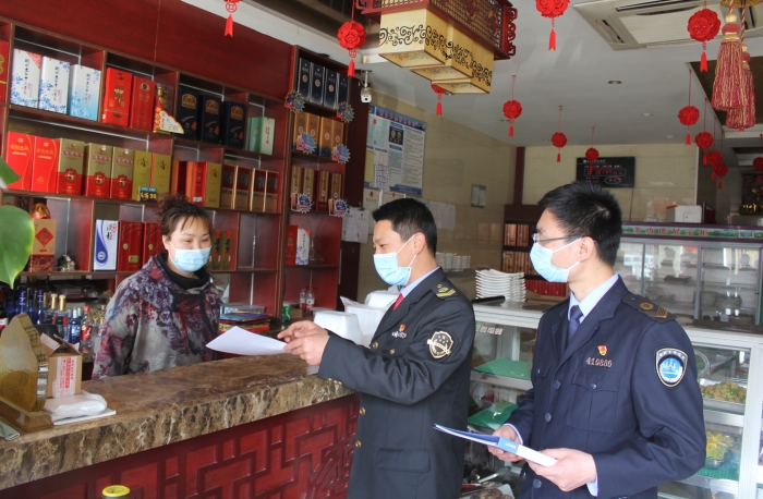 圖為執(zhí)法人員在一餐飲店進(jìn)行檢查和現(xiàn)場(chǎng)指導(dǎo)。
