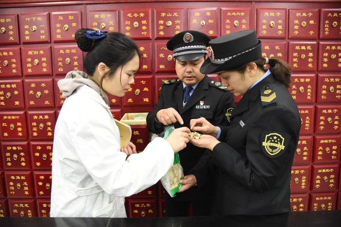 圖為執(zhí)法人員正在一家企業(yè)檢查中藥飲片質(zhì)量。