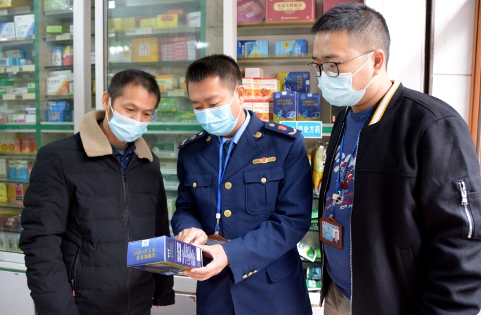 圖為執(zhí)法人員在一藥店檢查“四類藥品”實(shí)名登記情況。