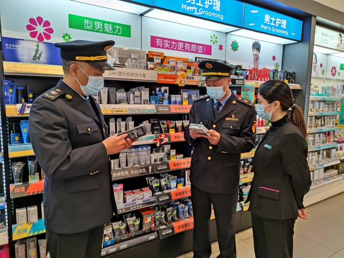 圖為執(zhí)法人員在一家化妝品專(zhuān)賣(mài)店檢查。