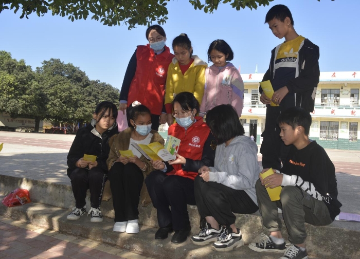 圖為該局志愿者們在燕塘鎮(zhèn)鎮(zhèn)聚義完小對學(xué)生講解常見家庭用藥知識。