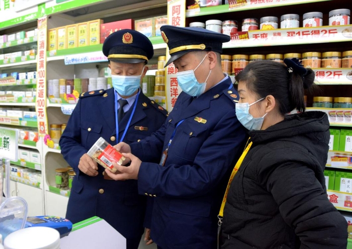 圖為該局江北街道市場監(jiān)管所執(zhí)法人員在一家藥店核查。