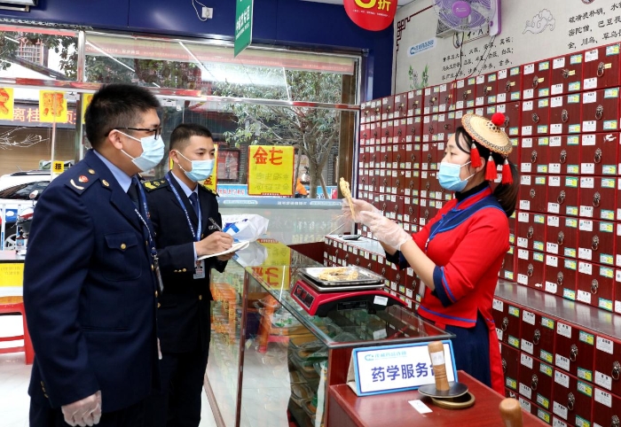 圖為監(jiān)管人員深入環(huán)江毛南族自治縣檢查道地藥材質量安全。