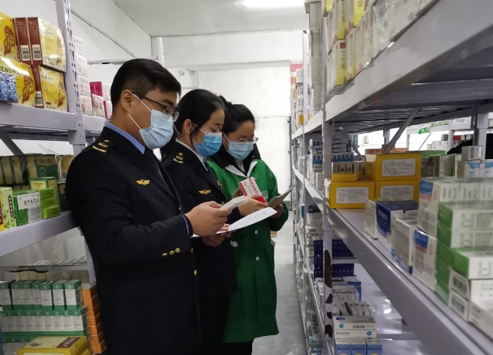 圖為該分局監(jiān)管人員在一家藥品零售連鎖企業(yè)檢查。