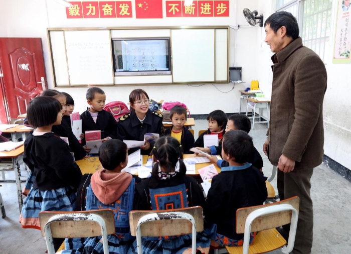 圖為，12月22日，南丹縣市場(chǎng)局組織監(jiān)管人員給八圩瑤族鄉(xiāng)塘浪小學(xué)的師生們傳授藥品安全知識(shí)。