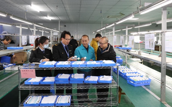 圖為河池檢查分局深入額溫槍生產(chǎn)企業(yè)現(xiàn)場檢查指導 圖為河池檢查分局深入額溫槍生產(chǎn)企業(yè)現(xiàn)場檢查指導