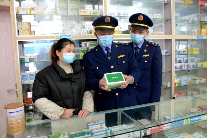 圖為該局石沱鎮(zhèn)市場監(jiān)管所執(zhí)法人員在一家藥店檢查。