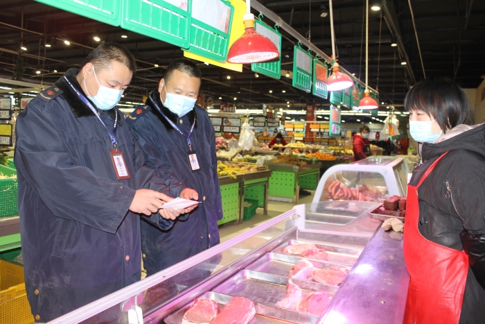 圖為執(zhí)法人員在一家商場檢查肉品相關(guān)手續(xù)。