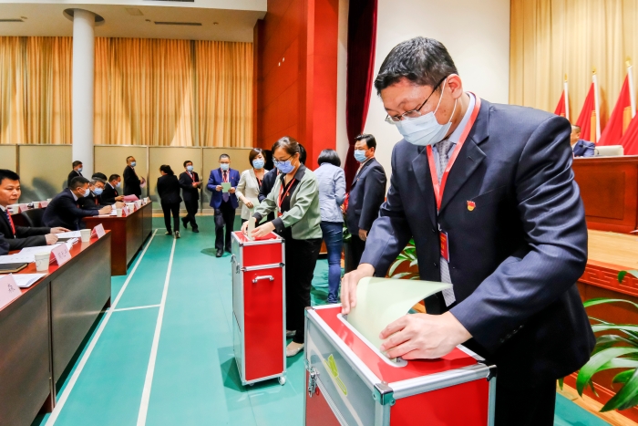 圖為2021年6月16日，中共山東省藥監(jiān)局機(jī)關(guān)第一次代表大會(huì)舉行省局機(jī)關(guān)第一屆委員會(huì)委員和第一屆紀(jì)律檢查委員會(huì)委員選舉投票。