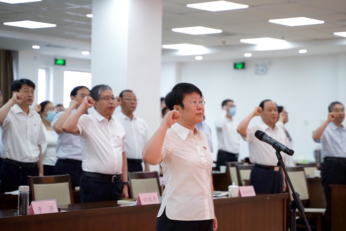 圖為2021年7月1日，山東省藥監(jiān)局組織黨員觀看慶祝中國(guó)共產(chǎn)黨成立100周年大會(huì)并進(jìn)行集體宣誓。