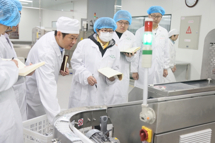 圖為區(qū)域檢查第五分局組織開展的藥品生產(chǎn)安全隱患大排查大整治行動(dòng)中，監(jiān)管人員在一家企業(yè)查看生產(chǎn)關(guān)鍵環(huán)節(jié)數(shù)據(jù)。