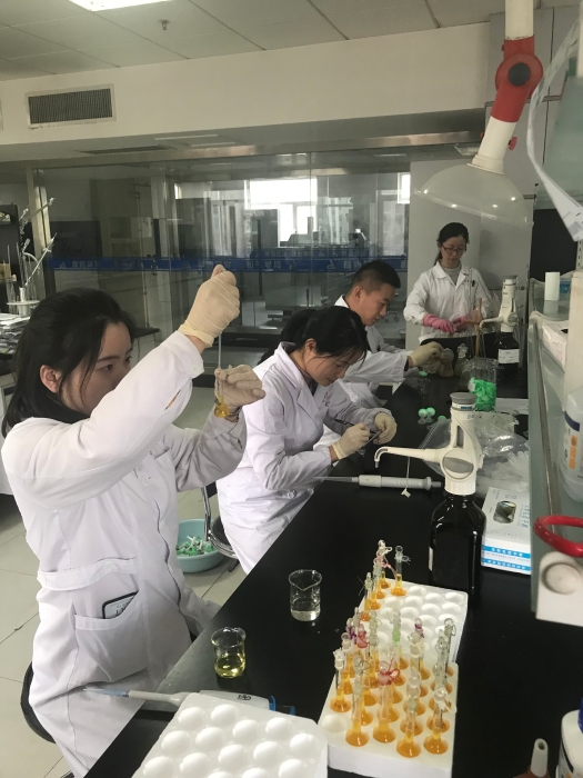 圖為山東省食品藥品檢驗(yàn)研究院工作人員在對(duì)阿膠進(jìn)行檢驗(yàn)。