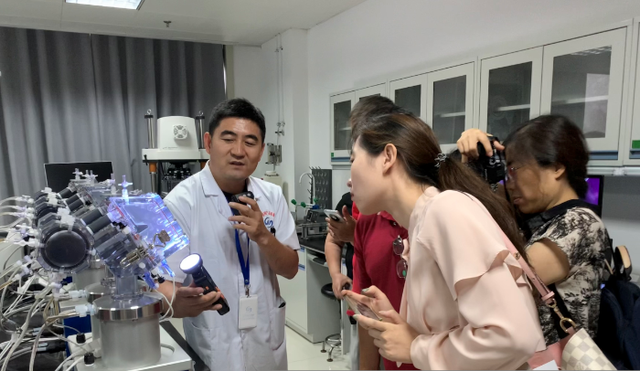   圖為山東省醫(yī)療器械和藥品包裝檢驗(yàn)研究院工作人員在檢驗(yàn)室開放日活動(dòng)中向公眾介紹人工心臟瓣膜檢驗(yàn)過(guò)程。