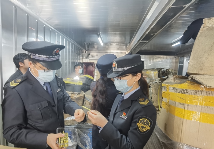 圖為青島市市場監(jiān)管局執(zhí)法人員在某倉庫查獲假劣藥品。