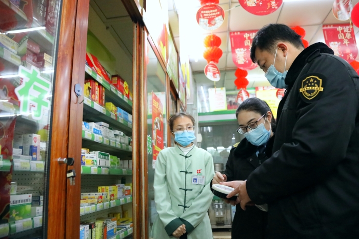 圖為1月19日?qǐng)?zhí)法人員在一家藥店檢查。（何正君 攝）
