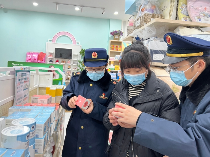 圖為執(zhí)法人員在一家母嬰用品專賣店檢查。