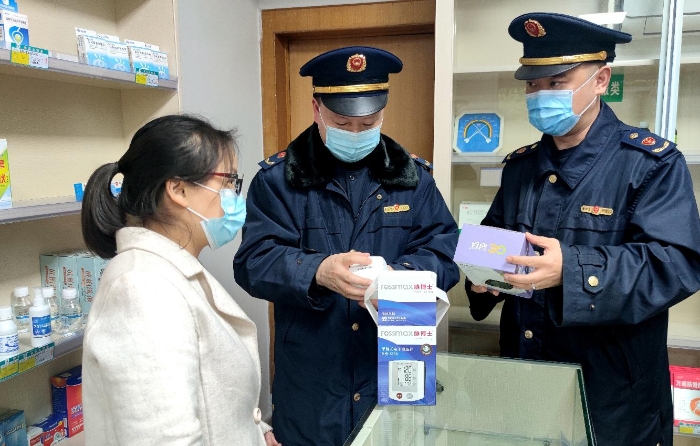 圖為該局執(zhí)法人員在一家電商企業(yè)檢查線下藥械質(zhì)量。