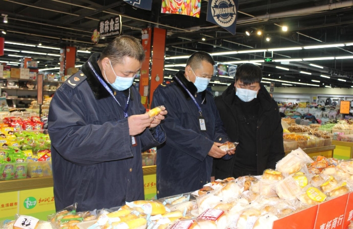 圖為執(zhí)法人員在一商場(chǎng)檢查食品安全。