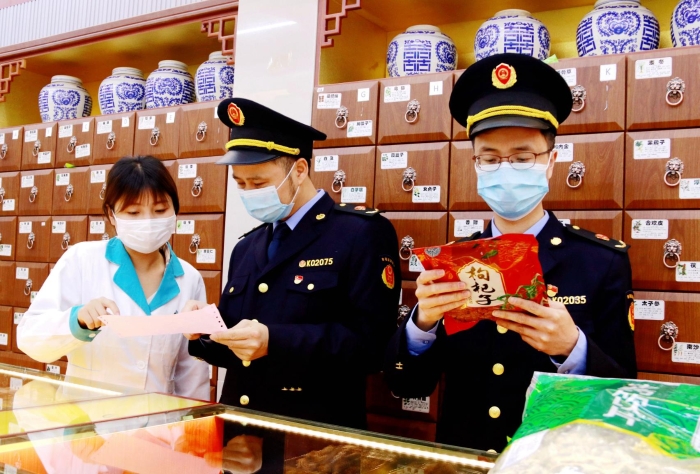 圖為2月14日，該局執(zhí)法人員在一家零售藥店檢查中藥飲片質(zhì)量。