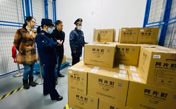 圖為執(zhí)法人員對藥品生產(chǎn)企業(yè)生產(chǎn)過程中使用的麻醉藥品使用記錄進(jìn)行檢查。
