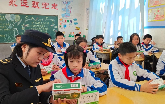 圖為工作人員在嶺背鎮(zhèn)中心小學(xué)向同學(xué)們講解藥品安全知識(shí)。