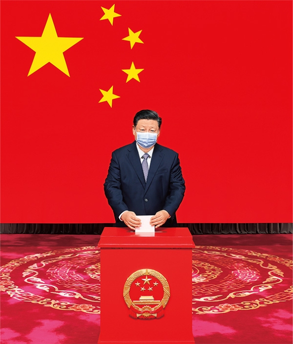 2021年11月5日，中共中央總書記、國家主席、中央軍委主席習(xí)近平在北京市西城區(qū)中南海選區(qū)懷仁堂投票站參加區(qū)人大代表選舉投票。 新華社記者 鞠鵬/攝